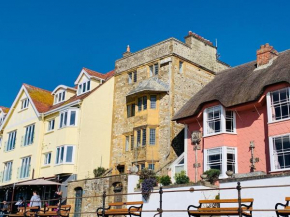 Sundial House - Beachfront, Sea Views & Free Parking Permit